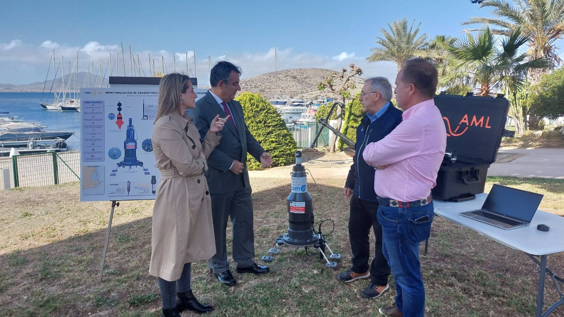 El consejero de Medio Ambiente, Universidades, Investigación y Universidades muestra una de las boyas de monitorización que hay en el Mar Menor..
La Comunidad Autónoma ha concluido la instalación de ocho boyas oceanográficas en el Mar Menor para recoger y analizar los datos en el gemelo digital, con la incorporación de las últimas cuatro colocadas recientemente. Éstas se suman a las otras cuatro que se instalaron en la primera fase y que integran la red de monitorización y seguimiento del agua.

ESPAÑA EUROPA MURCIA SOCIEDAD
GOBIERNO REGIONAL