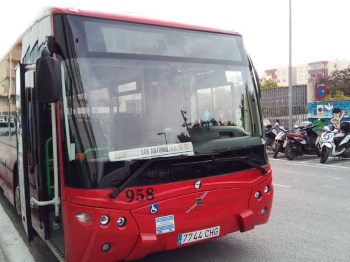 Los autobuses 'jubilados' de Ibiza se van a África