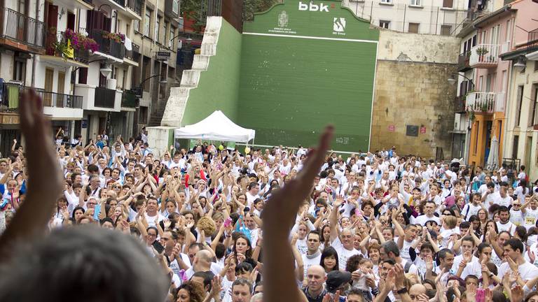 Imagen posterior a una de las marchas celebradas en Ermua en favor de la lucha contra el cáncer