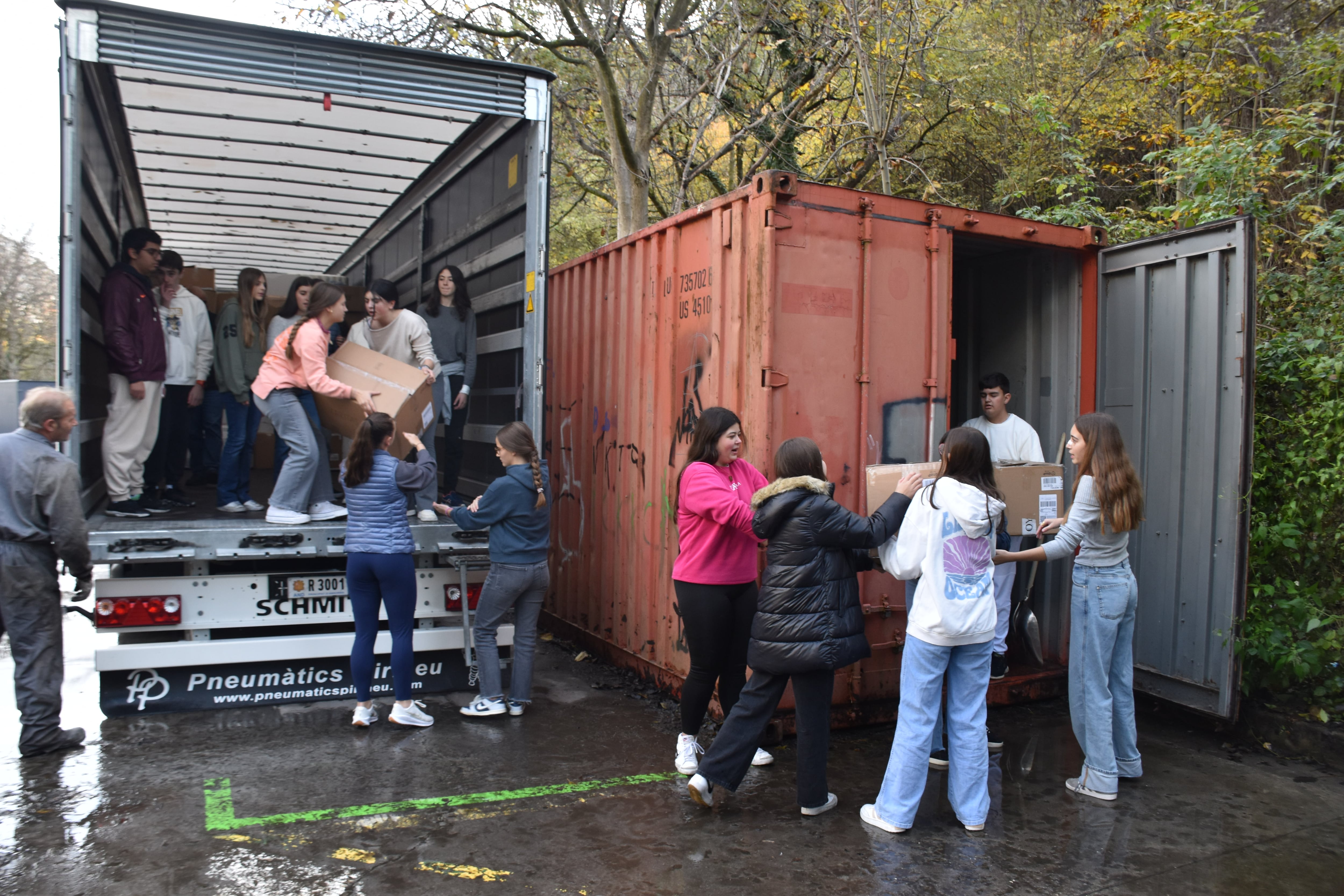 Joves de diversos centres escolars i membres de Càritas Andorra omplen el trailer amb material de primera necessitat per als afectats de la DANA a VAlència