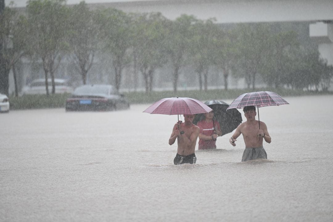 Grandes inundaciones en China con al menos 12 muertos y miles de evacuados.