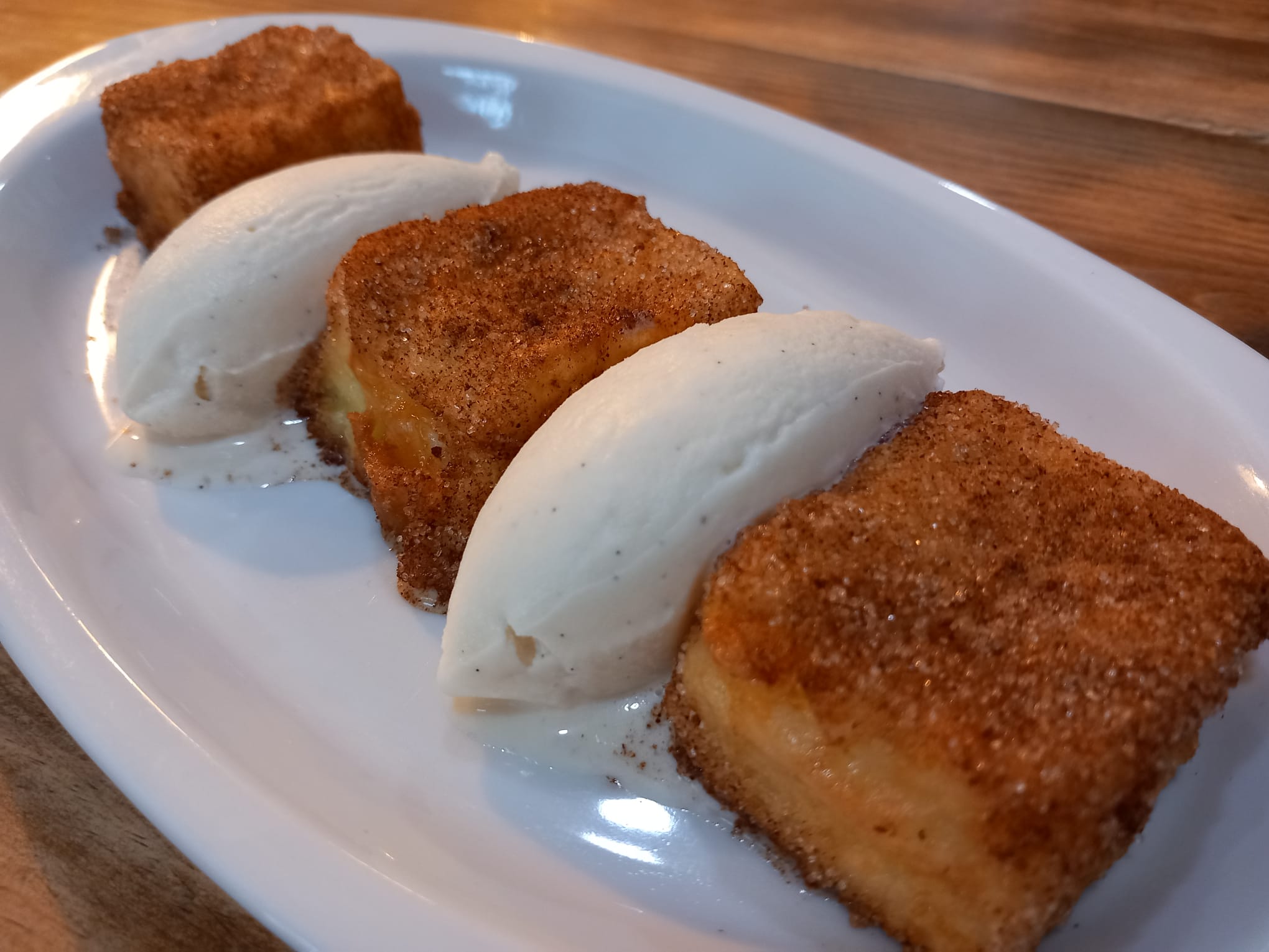 Leche frita con helado de vainilla de Soler