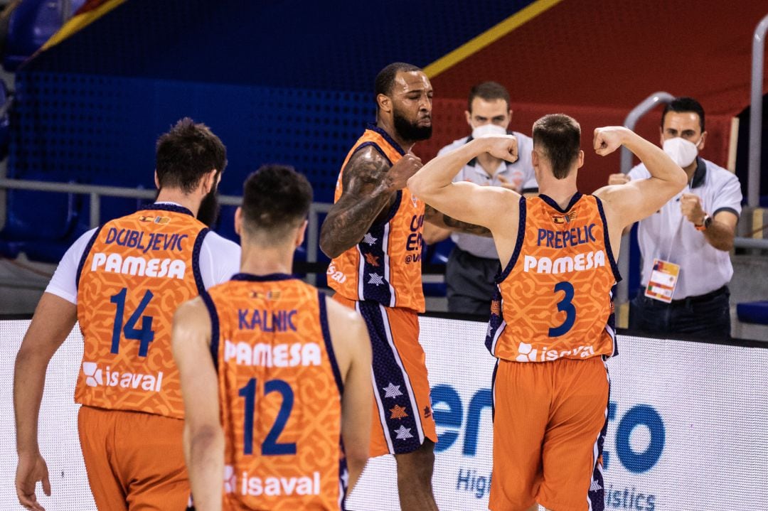 Dubljevic, Kalinic, Prepelic y Williams celebran la victoria de Valencia Basket