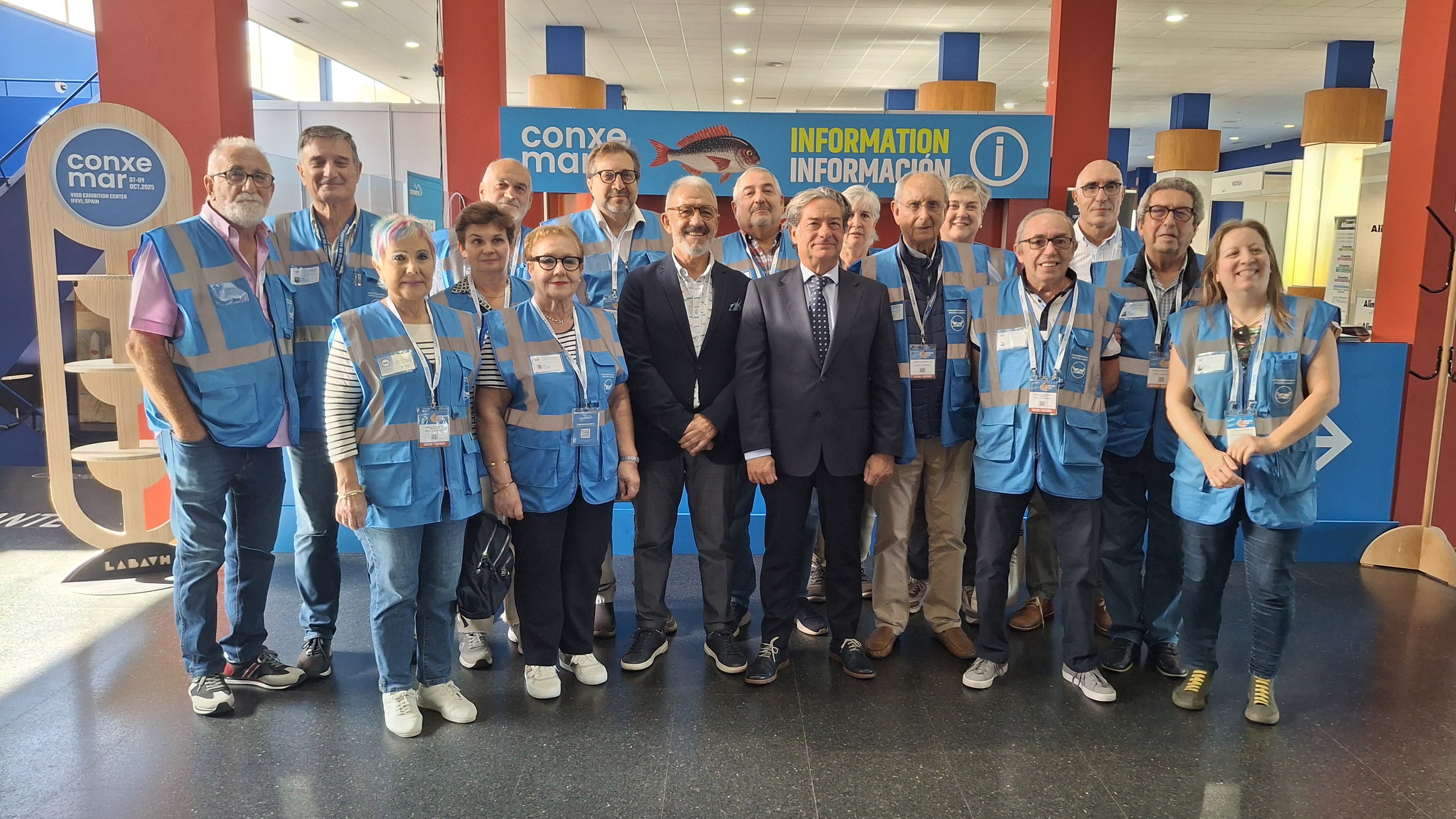 Miembros del Banco de Alimentos de Vigo con Eloy García, presidente de Conxemar