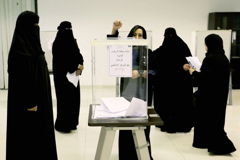 Un grupo de mujeres sauditas ejercen su derecho al voto por primera vez.