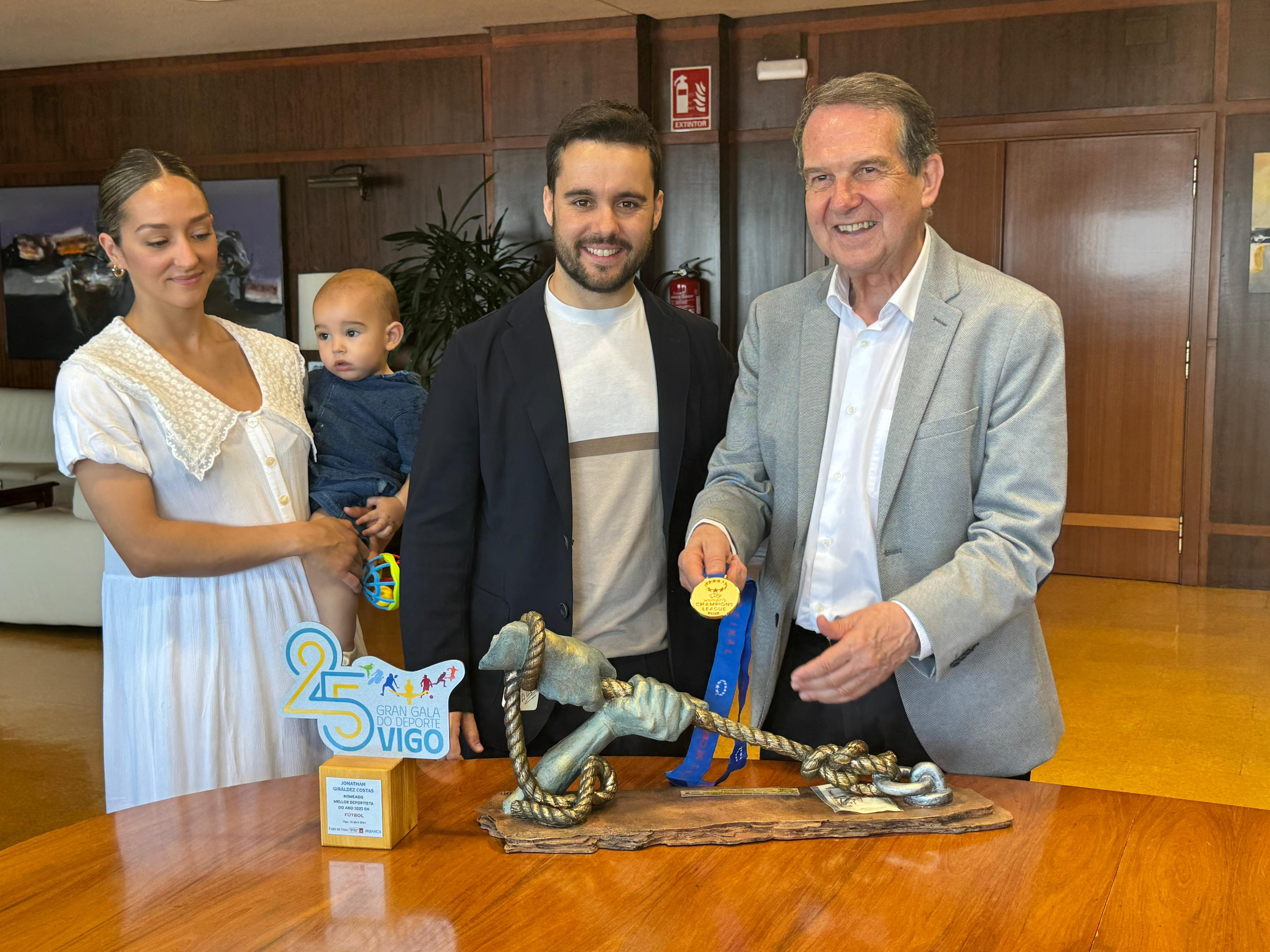 Abel Caballero recibe al entrenador vigués Jonatan Giráldez