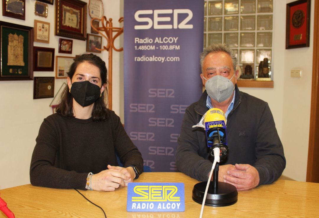 Paula y José Vicente Jornet, padre e hija, en los estudios de Radio Alcoy