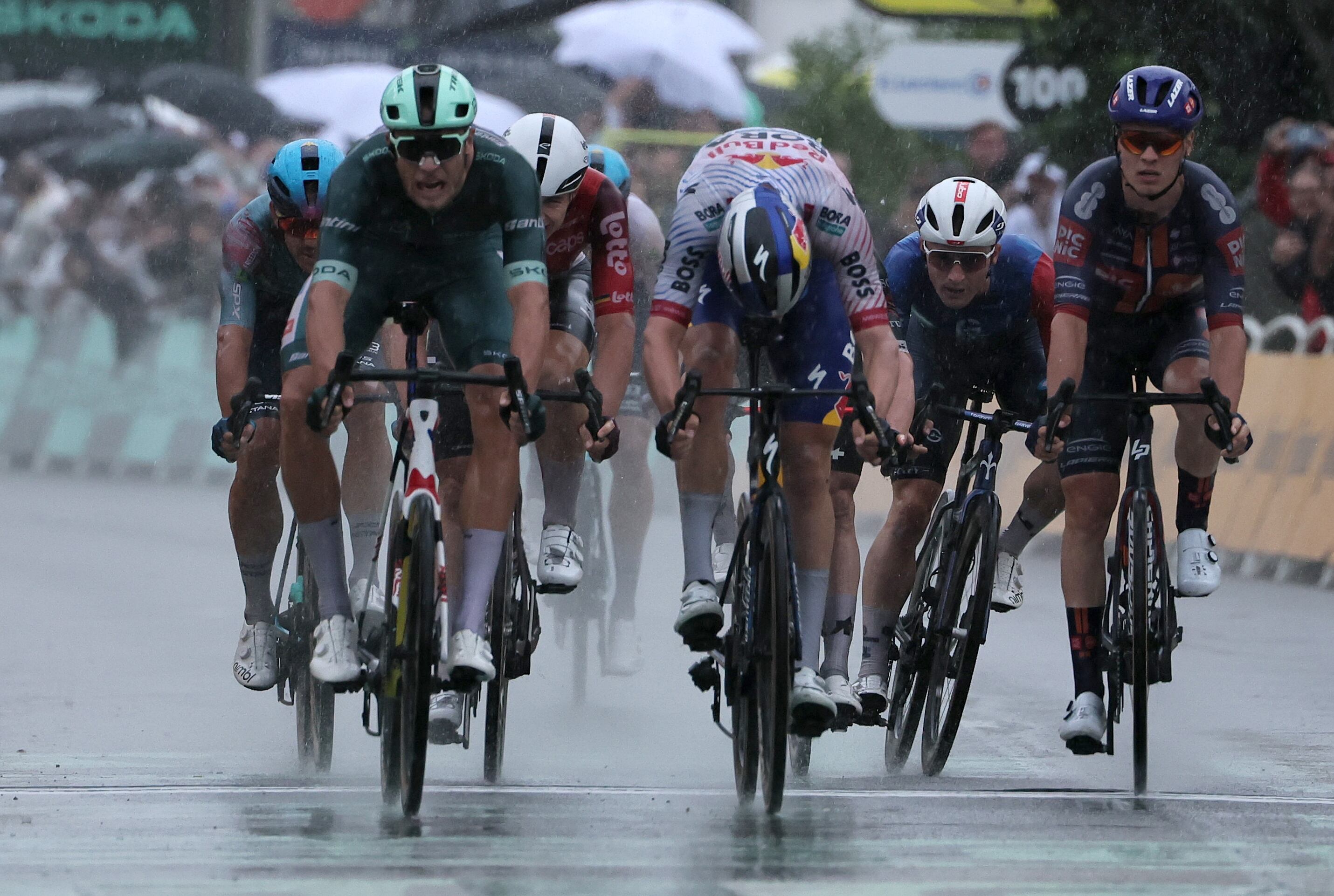 Jonathan Milan se impone al 'sprint' en la etapa 17 del Tour de Francia