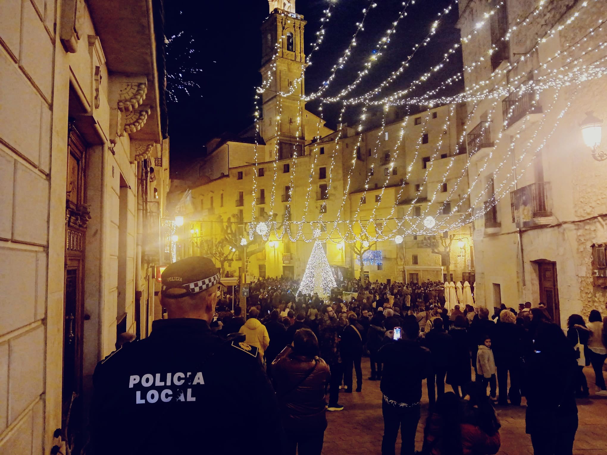 Un agente de la Policía Local de Bocairent durante la jornada de encendido de las luces de Navidad