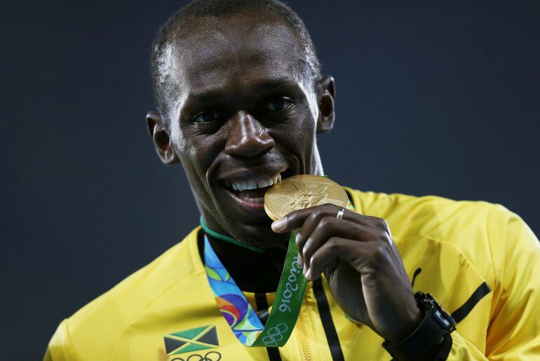 Usain Bolt con una de sus tres medallas de oro en Río 2016