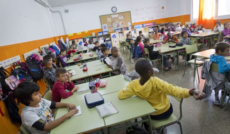 Los padres piden que se abra un aula nueva en el colegio del Bercial para no tener que desplazar a sus hijos.