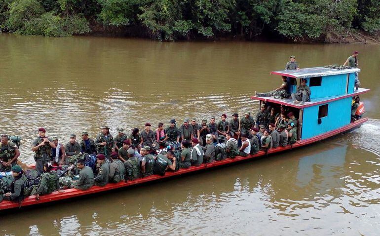 Guerrilleros de las FARC se desplazan a las zonas veredales