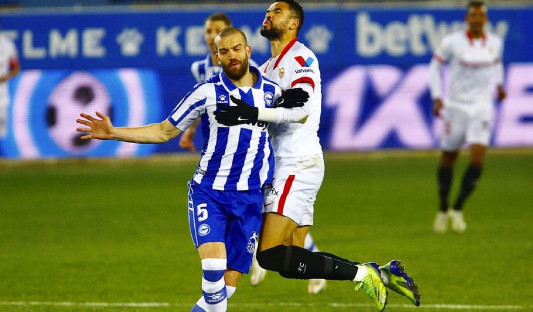 Laguardia defendiendo a En Nesyri.