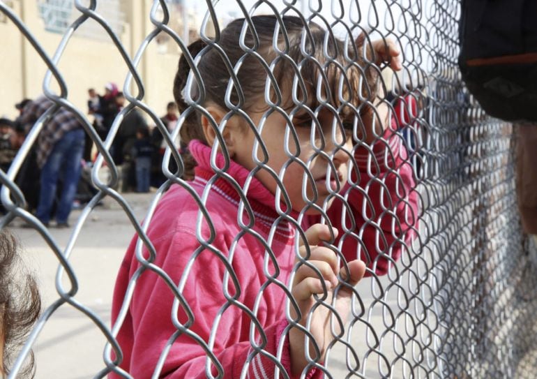 Una niña perteneciente a una de las familias evacuadas por el Ejército del área rebelde de Douma descansa en un centro de acogida temporal en una escuela en Qudsaya, a las afueras de Damasco, en Siria.