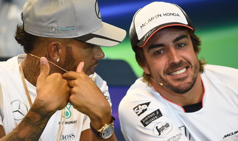 Lewis Hamilton y Fernando Alonso, en una rueda de prensa de la temporada 2016.