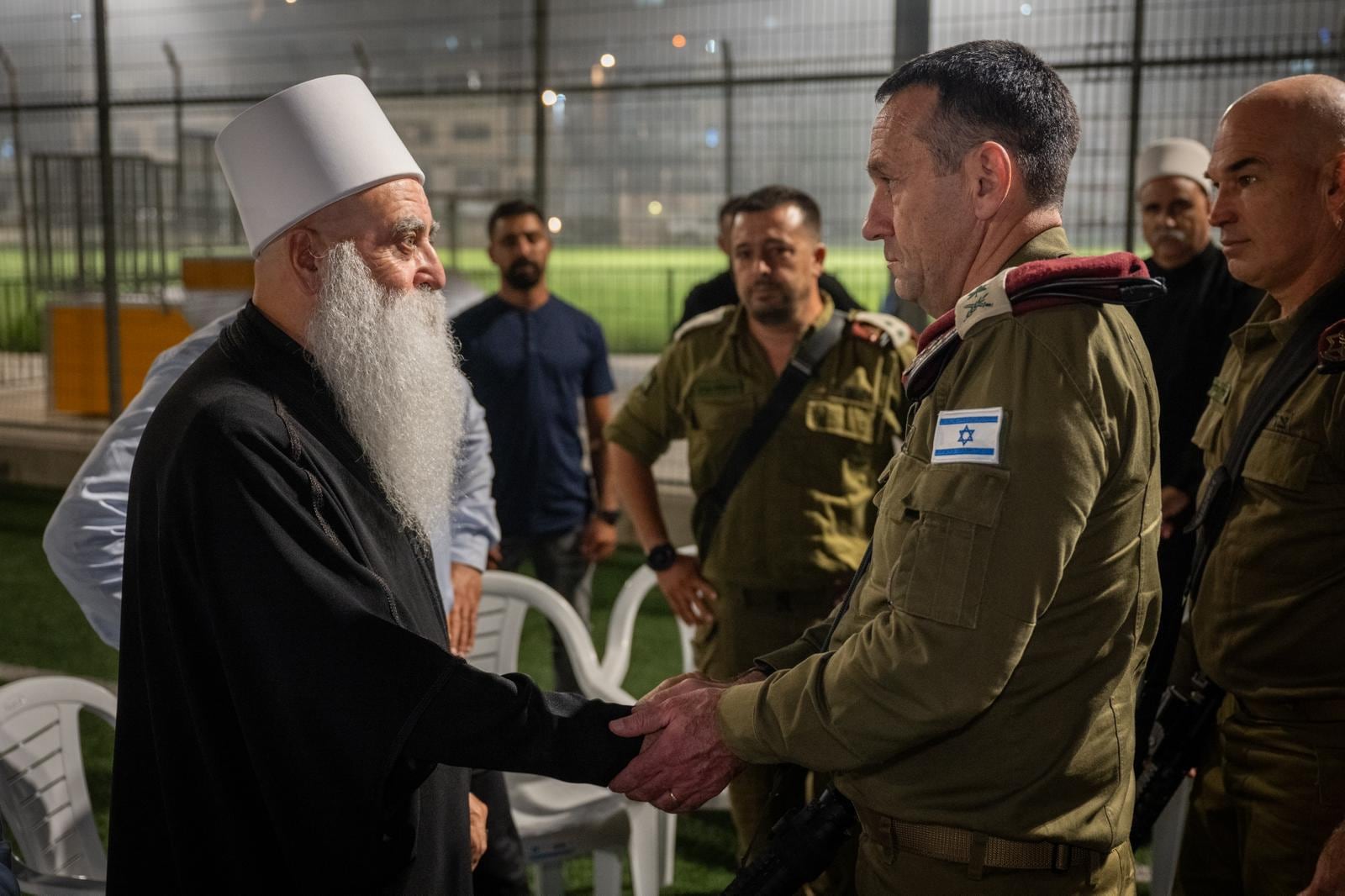 El jefe del Estado Mayor del Ejército, Herzi Halevi, visita el campo de fútbol en el que ayer se produjo un ataque del grupo chií libanés Hizbulá