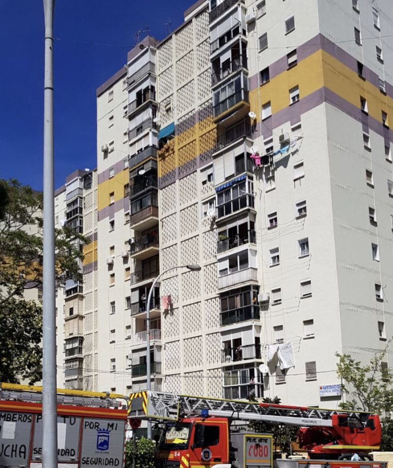 Edificio donde ha sido hallado el cadáver en la barriada de La Virreina