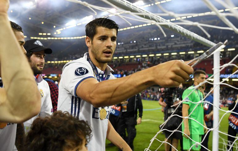 Morata corta la red después de ganar la última Champions en Cardiff