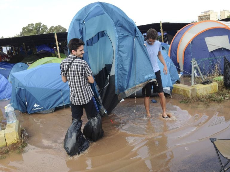 Fotografía facilitada por un campista tras una de las trombas de agua han anegado ésta madrugada algunos de los cámpings del Arenal Sound.