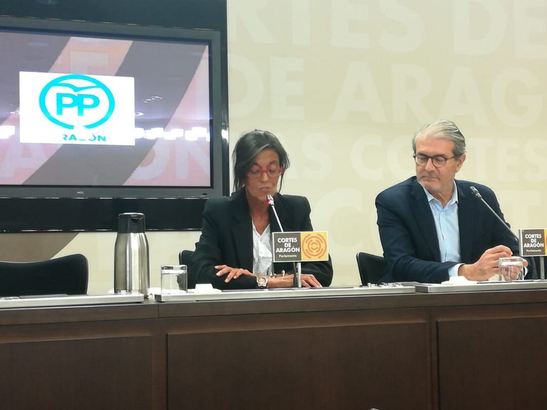 Los populares María José Ferrando y Ricardo Canals, durante la presentación de esta iniciativa 