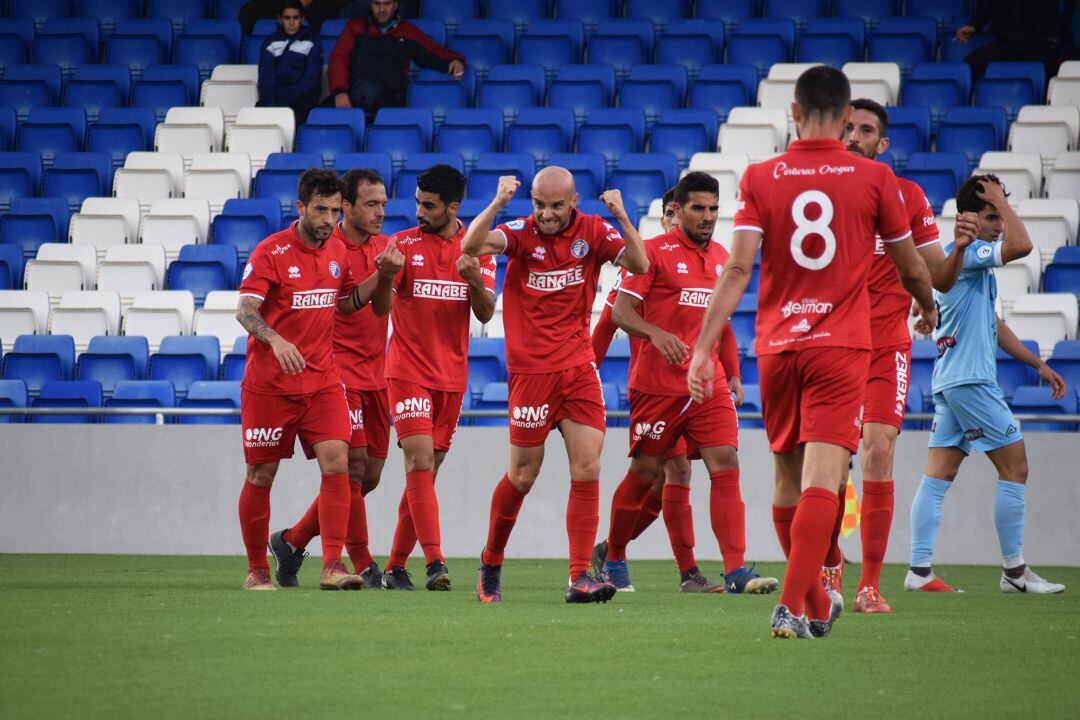 Joaqui celebrando el gol de Casares en Lucena