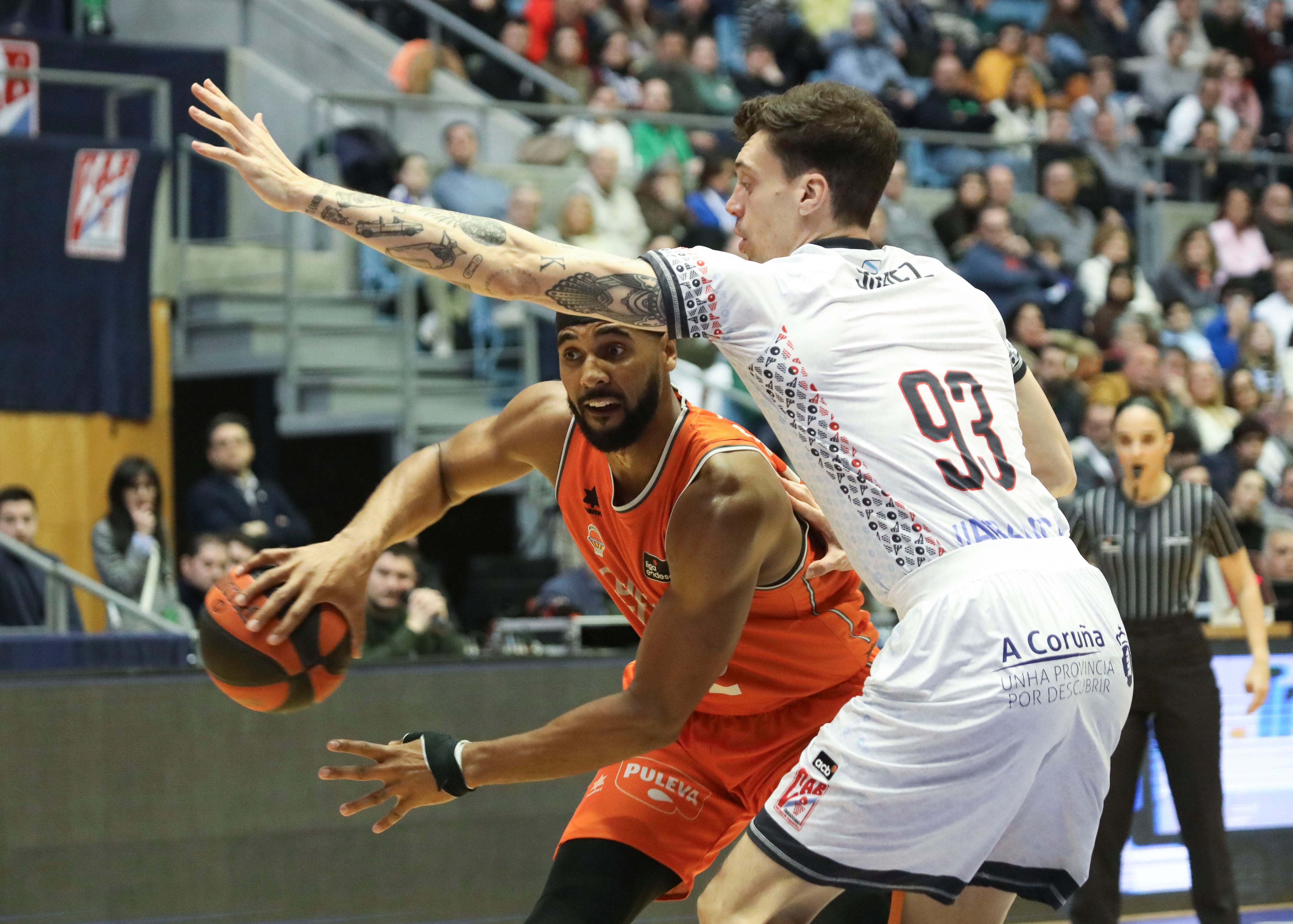 Santiago de Compostela, 10/03/2024. El jugador de Valencia Basket Brandon Davies (i) y el jugador del Obradoiro Alex Suárez (d) luchan por un balón durante el encuentro de la Liga Endesa de Baloncesto que se celebra en el Multiusos de Sar en Santiago de Compostela. EFE/Xoán Rey
