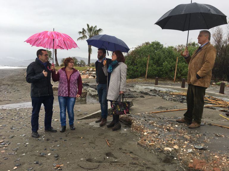 La diputada socialista, Elvira Ramón, visita junto a los concejales en el ayuntamiento de Motril, Francisco Sánchez Cantalejo y Mercedes Sánchez, el estado en el que han quedado las playas tras el temporal