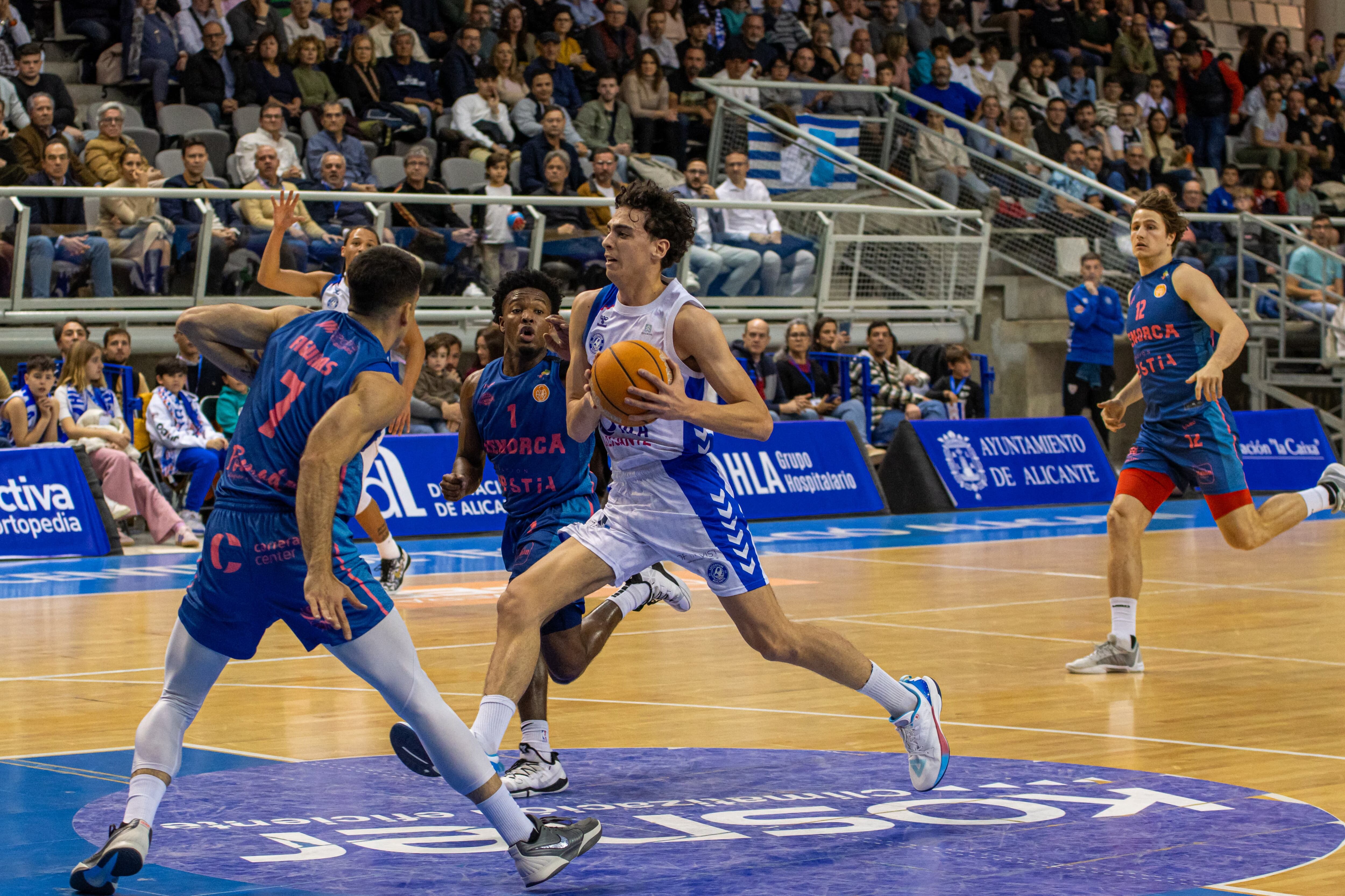 Adriá Rodríguez entra a canasta frente a Hestia Menorca