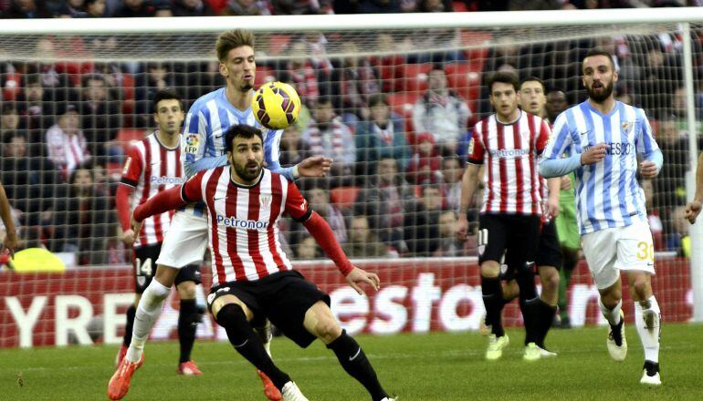 GRA219. BILBAO, 25/01/2015.- El defensa del Athletic Club Mikel Balenziaga rodeado de jugadores del Málaga durante el partido de la vigésima jornada de liga en Primera División que se disputa esta tarde en el estadio de San Mamés. EFE/MIGUEL TOÑA