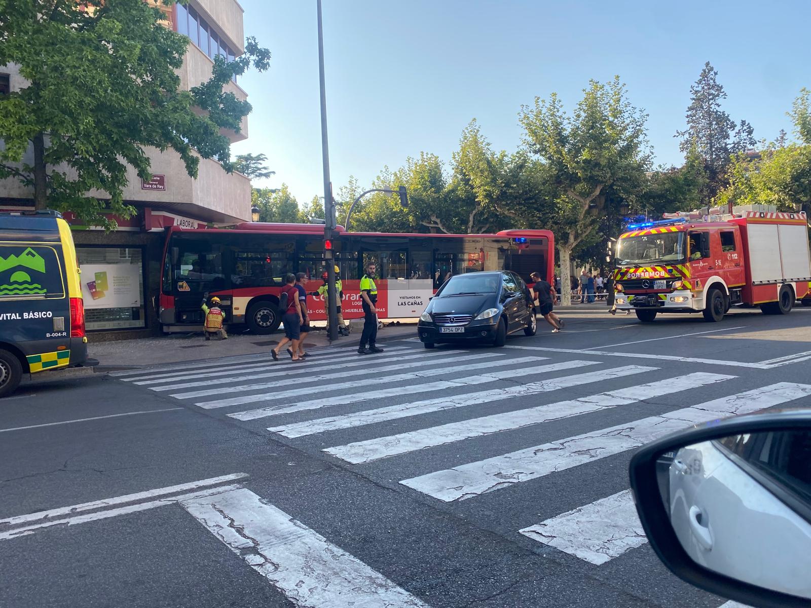 Un autobús se empotra en una sucursal bancaria de Logroño