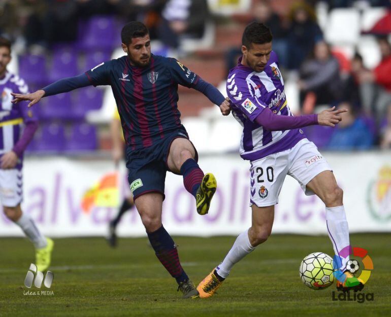 Fran Mérida (Izda.), en un partido con el Huesca