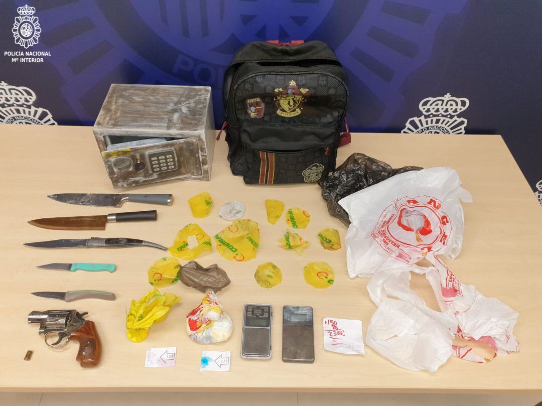 La Policía Nacional ha detenido a un hombre y a un menor por tráfico de drogas