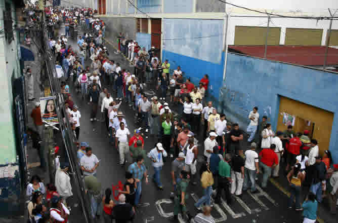 Miles de personas hacen cola para votar en Caracas, Venezuela