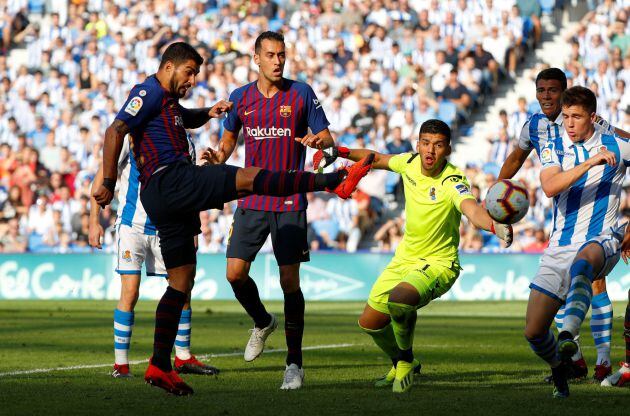 Momento en el que Luis Suárez remata el balón mal despejado por Rulli. Suponía el empate a uno