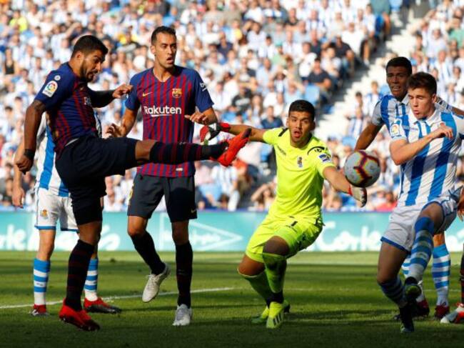 Momento en el que Luis Suárez remata el balón mal despejado por Rulli. Suponía el empate a uno