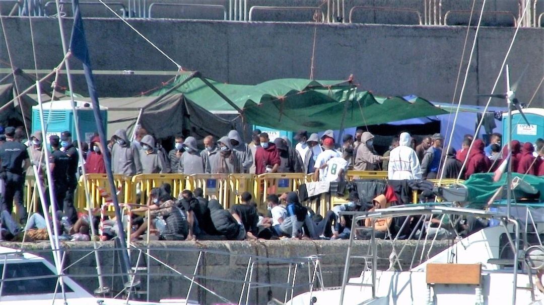 Campamento de emergencia de inmigrantes en el Muelle de Arguineguín el pasado 9 de noviembre 