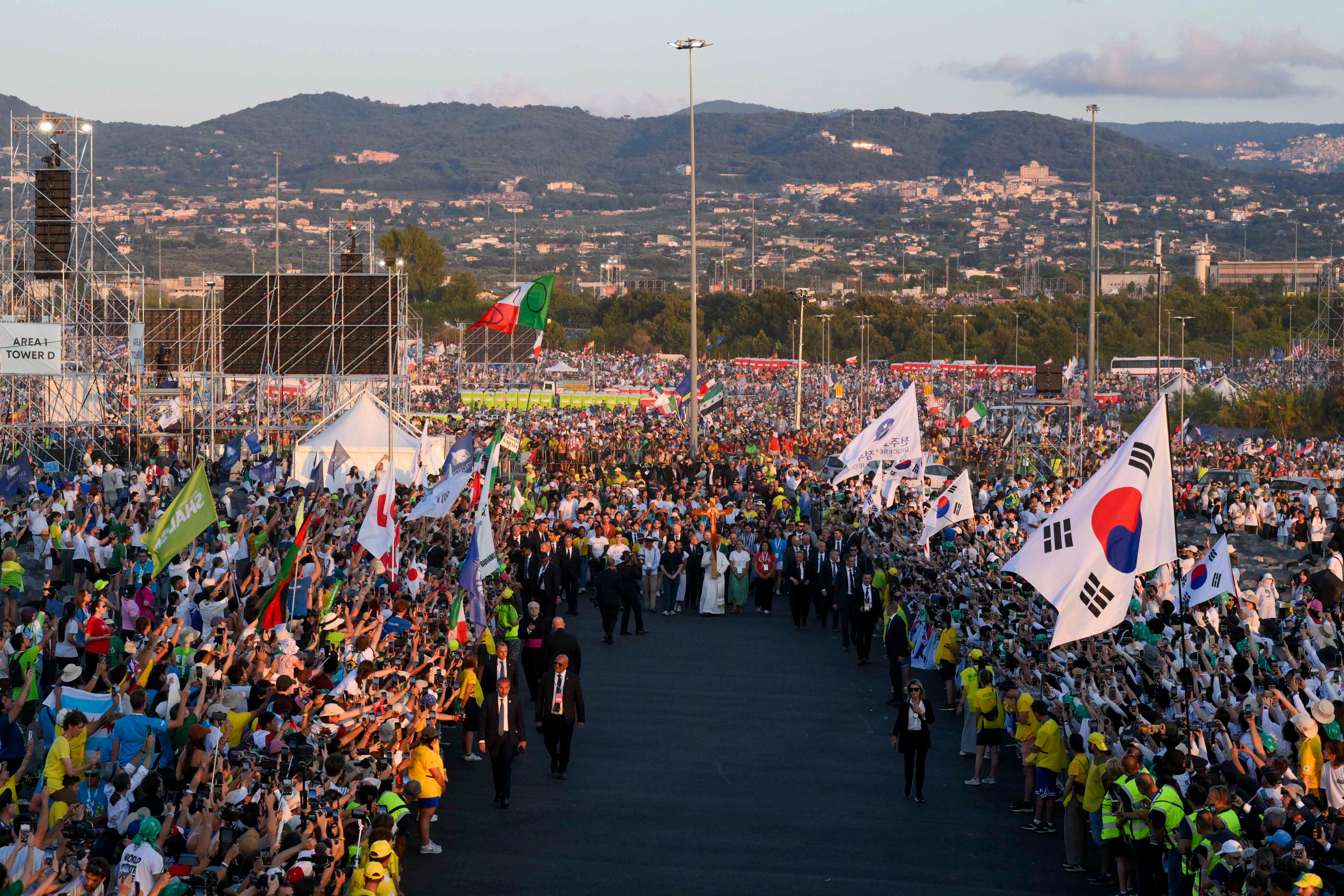 ROMA, 02/08/2025.- El papa León XIV presidió esta tarde de sábado el acto más multitudinario de su aún breve pontificado, el Jubileo de los Jóvenes, con cientos de miles de personas de numerosos países a las que emplazó a &quot;construir un mundo más humano&quot; y justo. EFE/Elisabetta Trevisan/Dicasterio para la Comunicación del Vaticano. SOLO USO EDITORIAL/SOLO DISPONIBLE PARA ILUSTRAR LA NOTICIA QUE ACOMPAÑA (CRÉDITO OBLIGATORIO)
