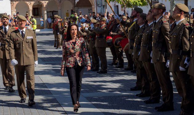 La ministra de Defensa, Margarita Robles, pasa revista a las tropas durante el acto de Homenaje a la Bandera Nacional celebrado hoy en Uclés (Cuenca)