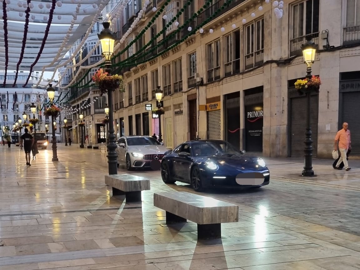 Imagen de los dos coches circulando por calle Larios a primera hora de la mañana de este miércoles