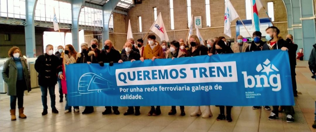 Representantes del BNG en la estación de tren de A Coruña