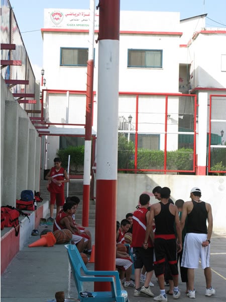 Los chavales que participan de los campamentos de verano juegan al baloncesto