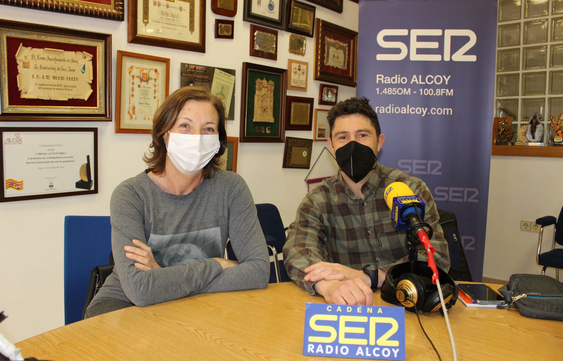 Amparo Roca y Miquel Pla, en el estudio central de Radio Alcoy