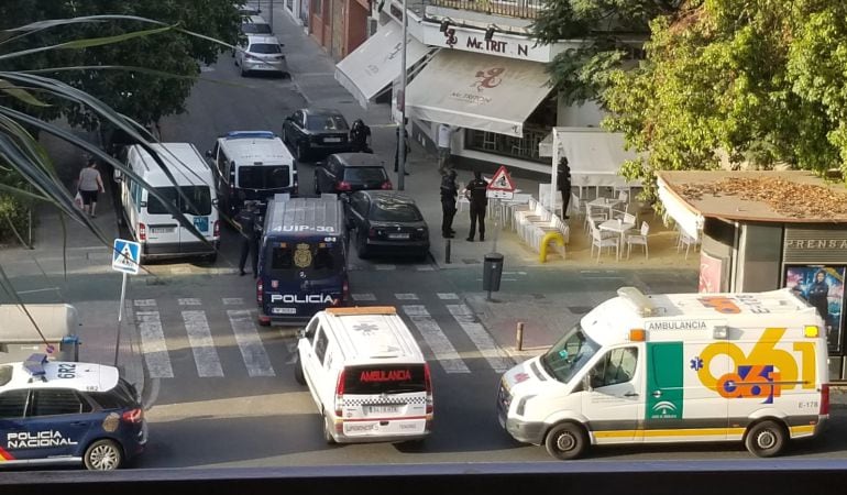 Varias unidades de la Policía Nacional y dos ambulancias se han desplazado hasta el lugar de los hechos