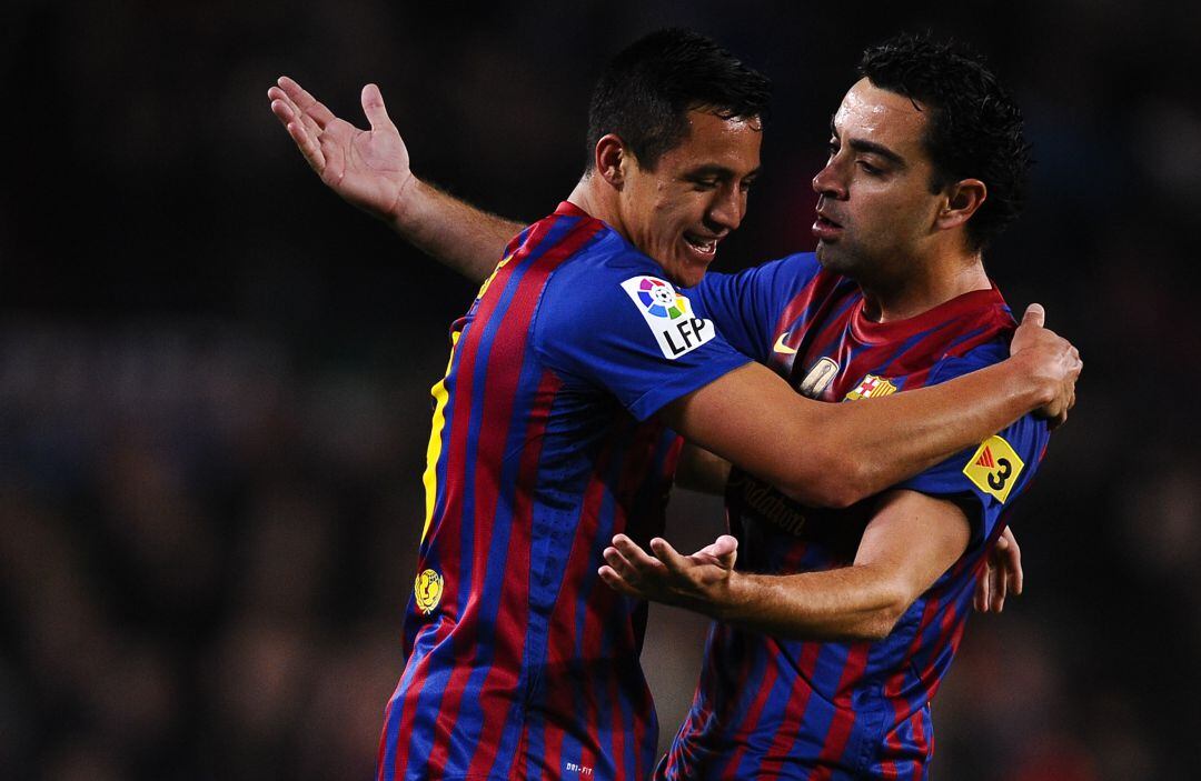 Alexis junto a Xavi durante un partido del Barça