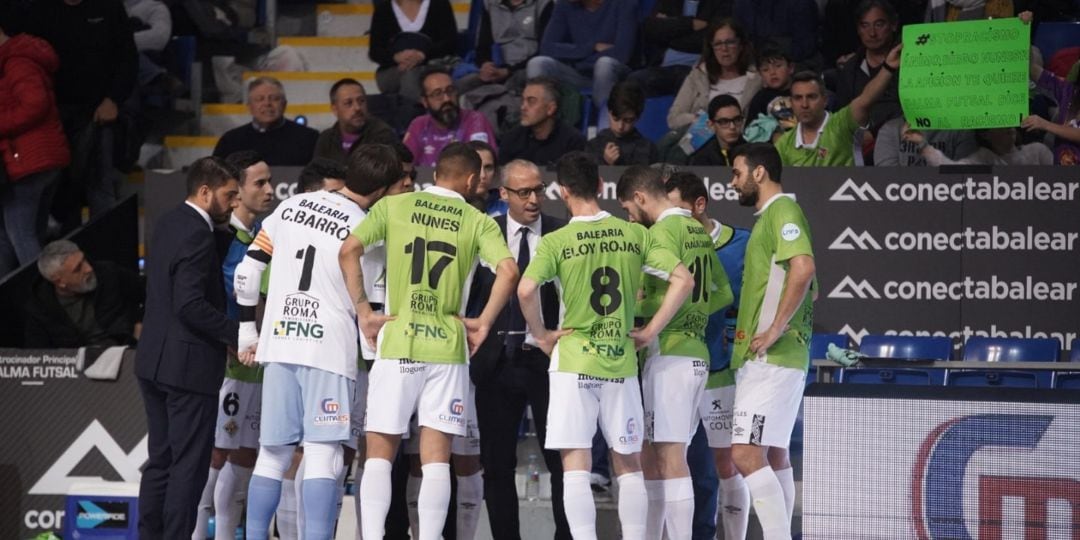 Antonio Vadillo da instrucciones a sus jugadores durante un partido en Son Moix.