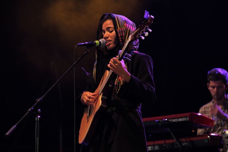 La cantante nigeriana, acompañada de su acústica, repasó algunos de sus temas más conocidos pero se centró, sobre todo, en la promoción de su nuevo trabajo.