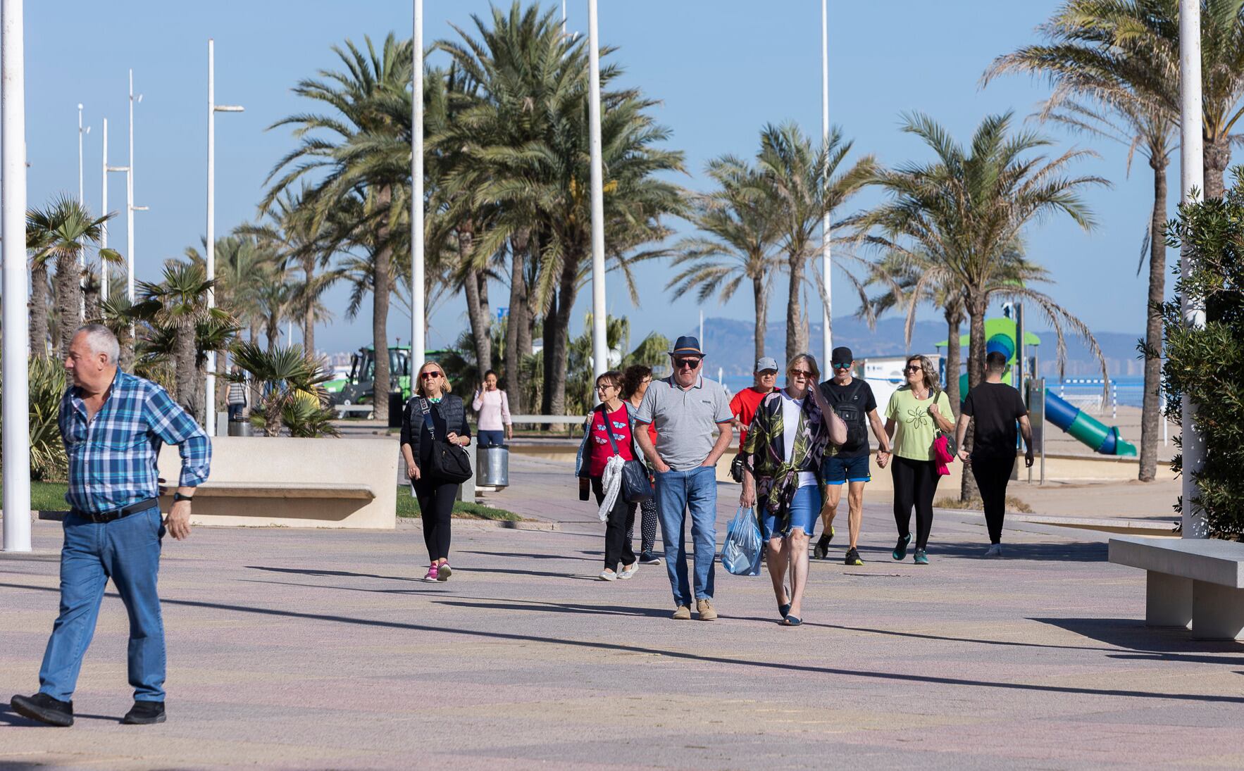 Turistas en el paseo marítimo de Gandia.