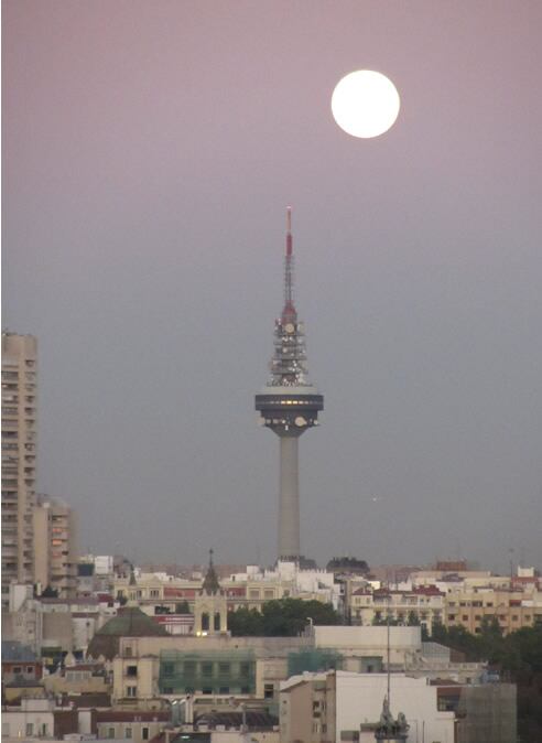 Fotografía captada desde la terraza de Radio Madrid este lunes. La luna llena sobre el Pirulí