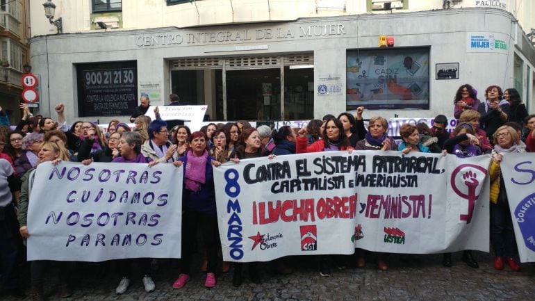 Concentración por el 8-M en la plaza del Palillero de Cádiz