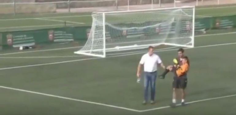 El portero del equipo benjamín del Sevilla.